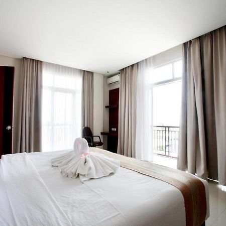 Karlita Hotel Tegal Екстериор снимка