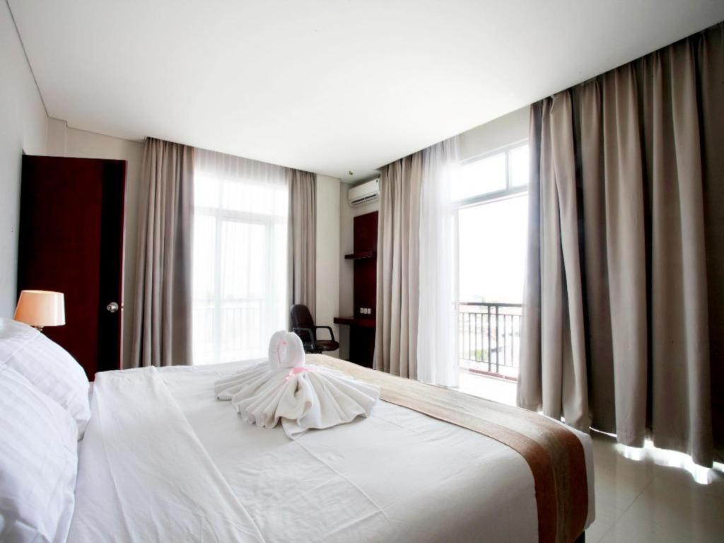 Karlita Hotel Tegal Екстериор снимка