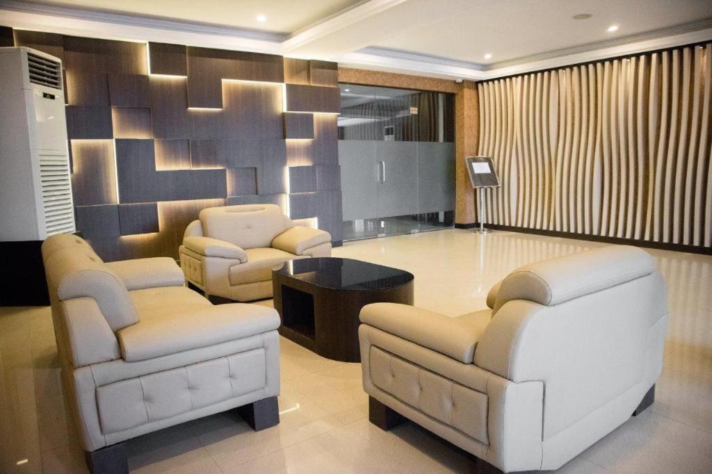 Karlita Hotel Tegal Екстериор снимка