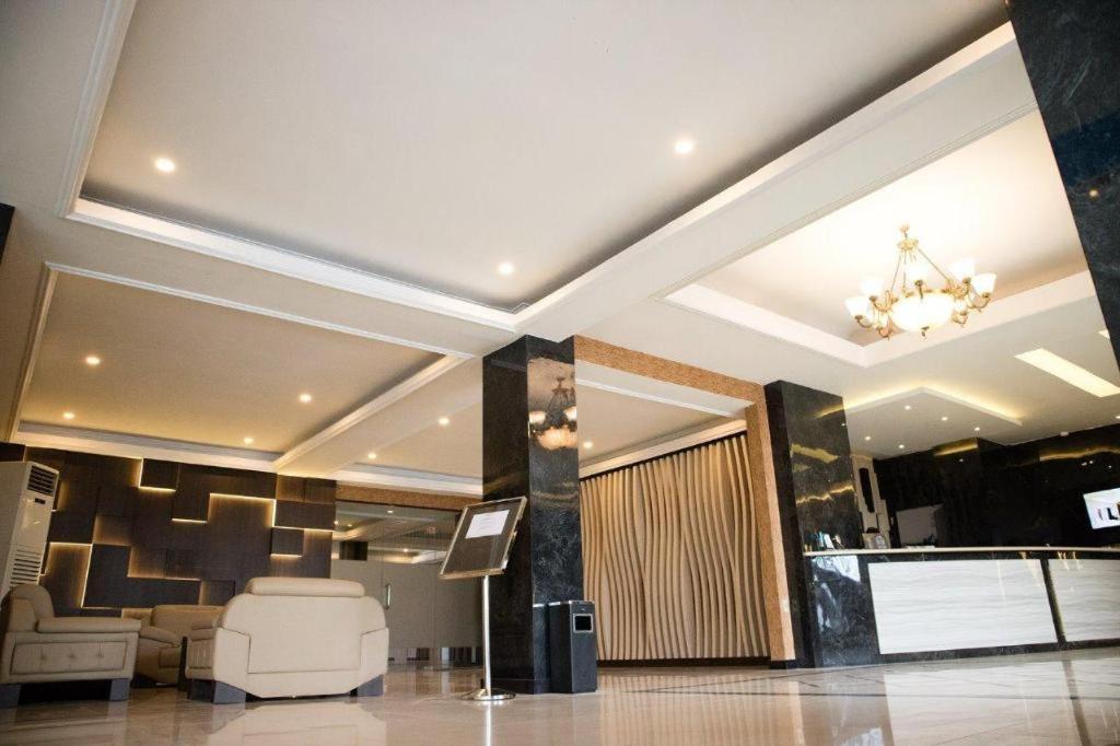 Karlita Hotel Tegal Екстериор снимка