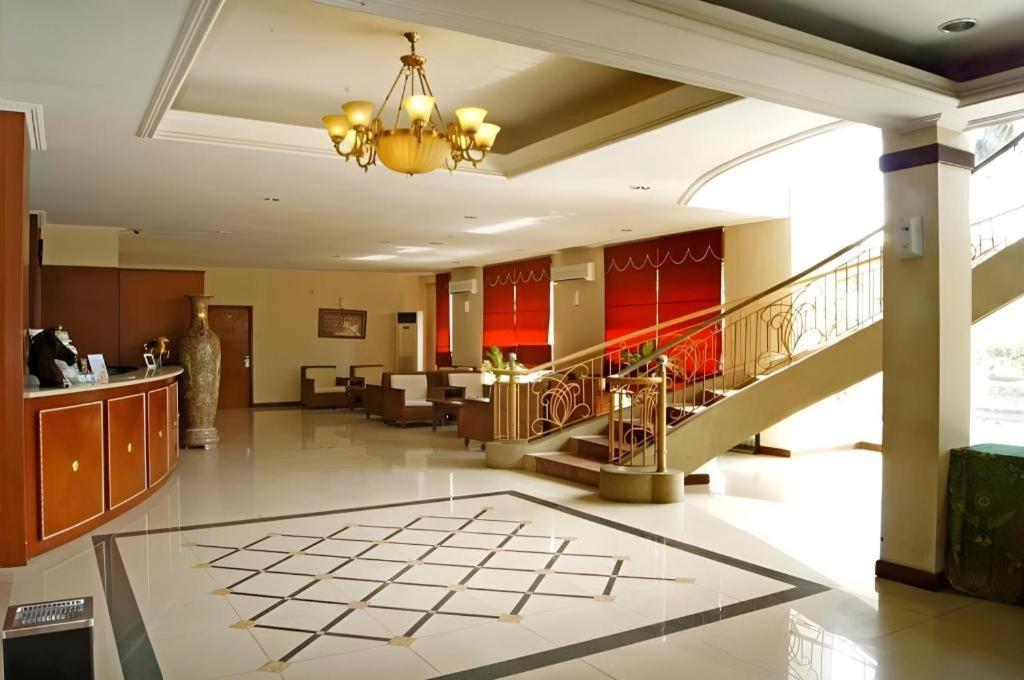 Karlita Hotel Tegal Екстериор снимка
