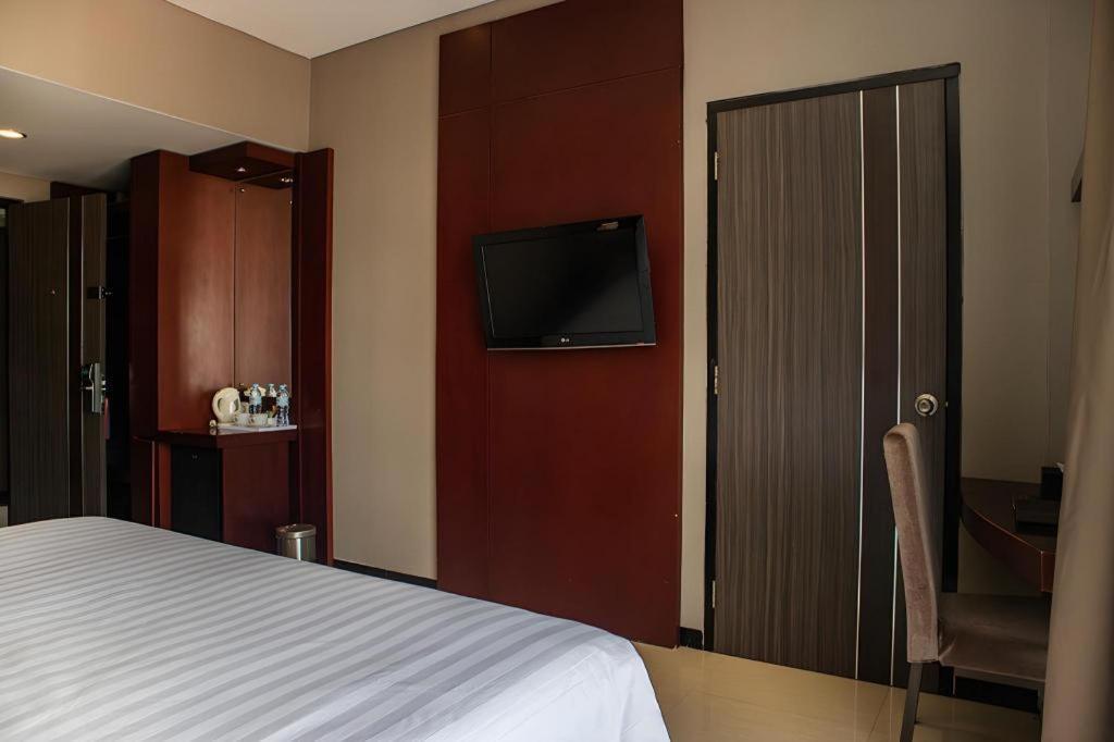 Karlita Hotel Tegal Екстериор снимка