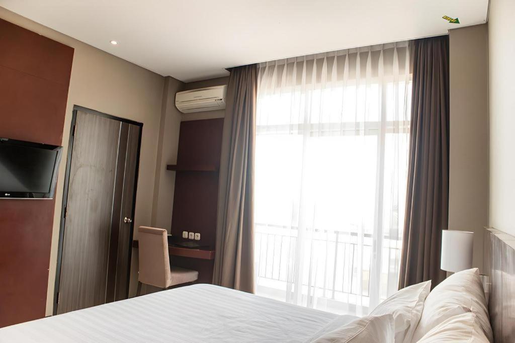 Karlita Hotel Tegal Екстериор снимка