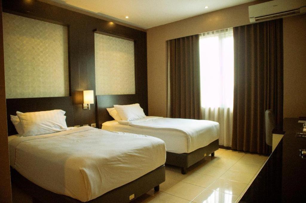 Karlita Hotel Tegal Екстериор снимка