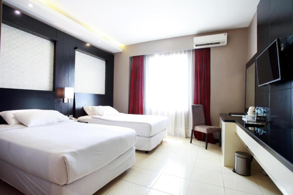 Karlita Hotel Tegal Екстериор снимка