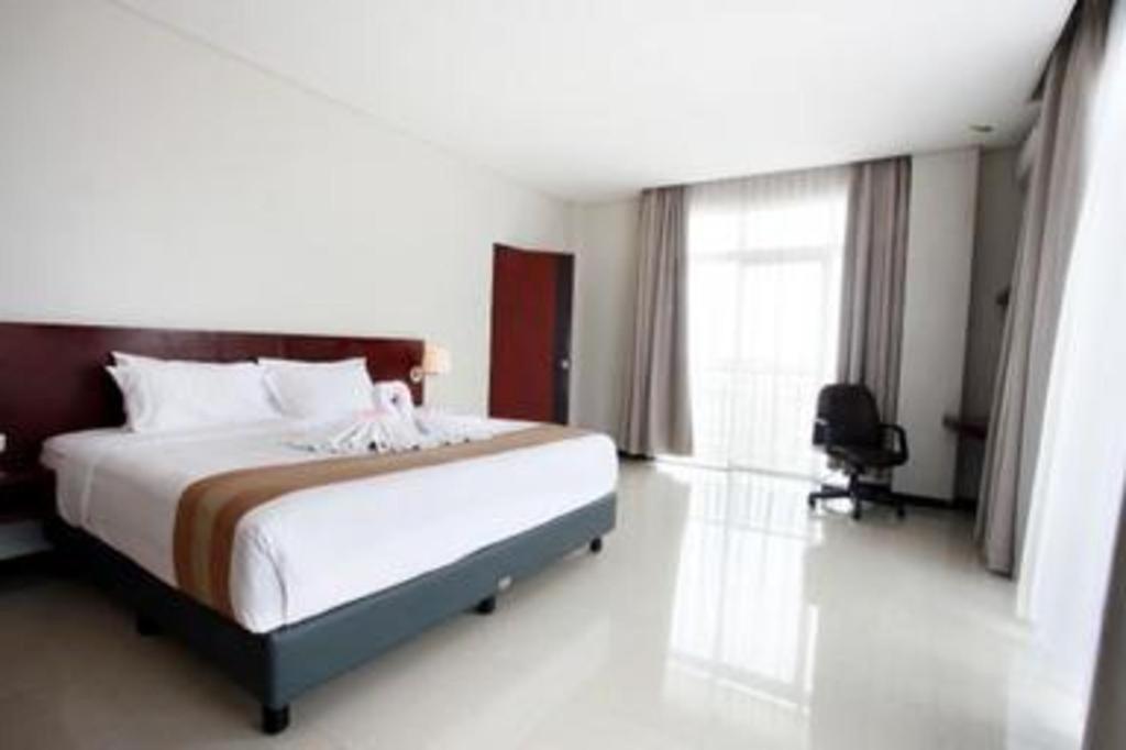 Karlita Hotel Tegal Екстериор снимка