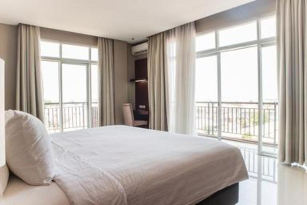Karlita Hotel Tegal Екстериор снимка