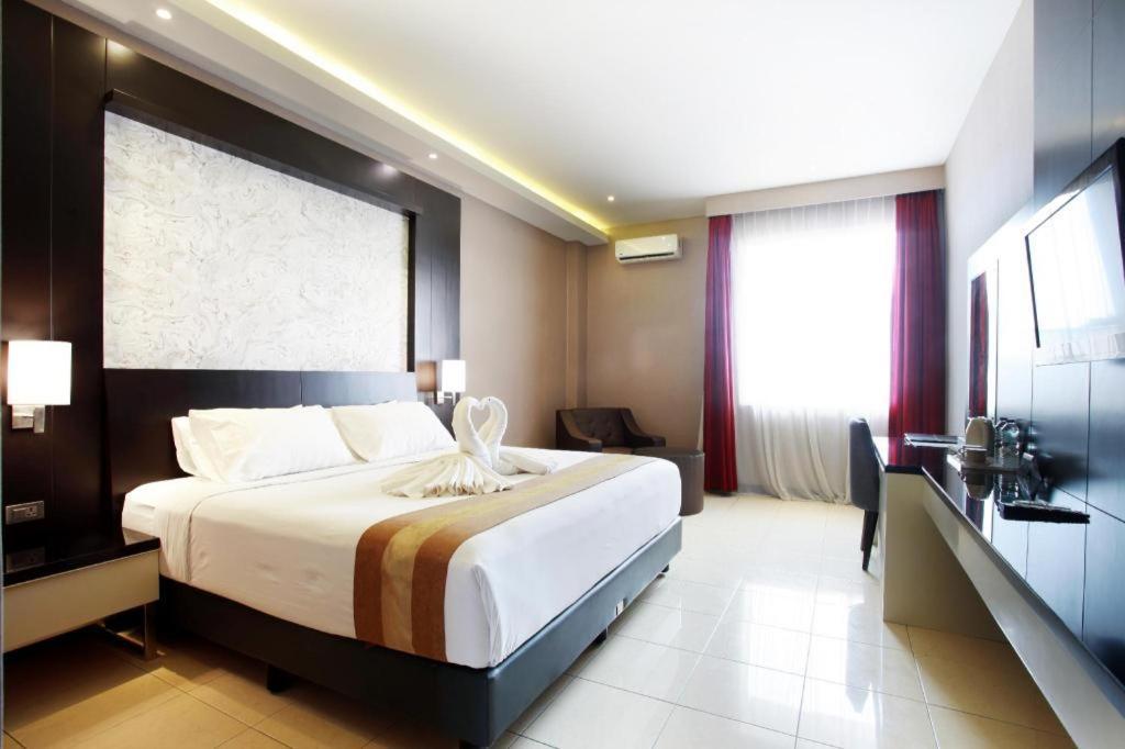 Karlita Hotel Tegal Екстериор снимка
