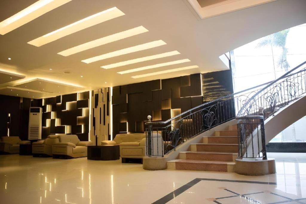 Karlita Hotel Tegal Екстериор снимка