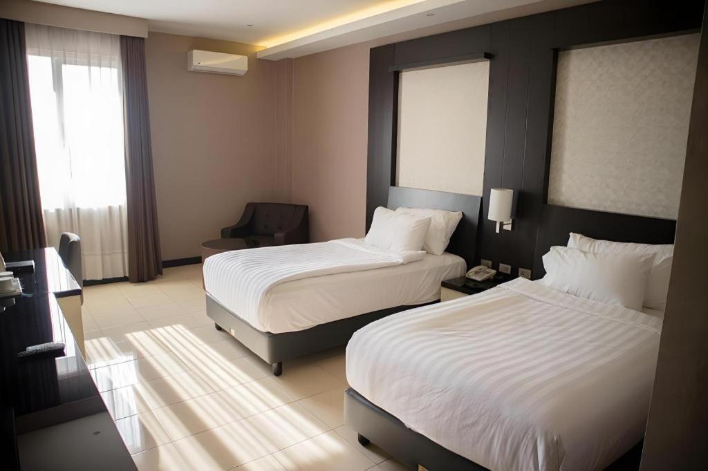 Karlita Hotel Tegal Екстериор снимка