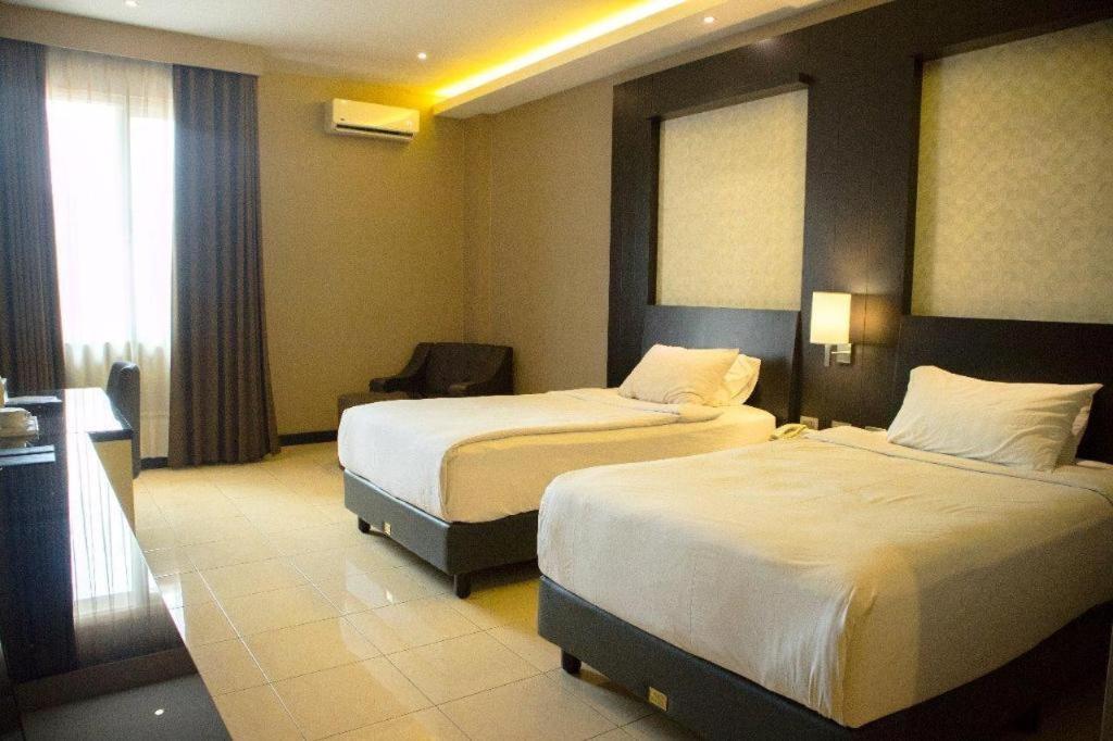 Karlita Hotel Tegal Екстериор снимка