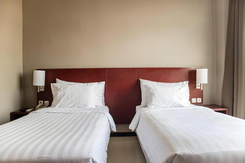 Karlita Hotel Tegal Екстериор снимка