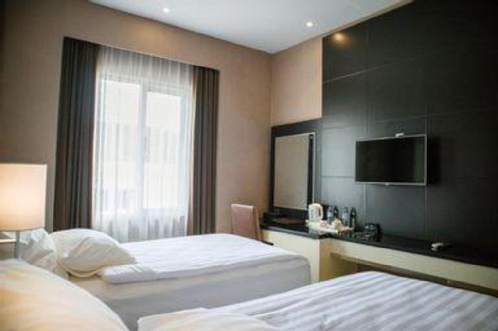 Karlita Hotel Tegal Екстериор снимка