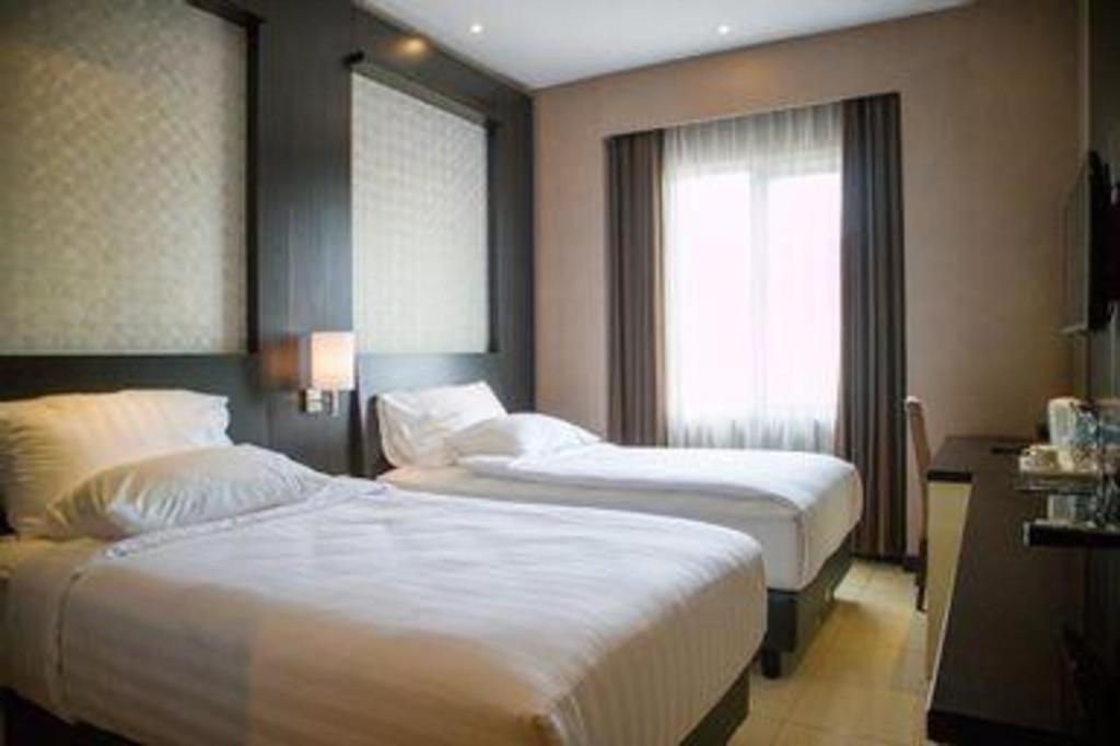 Karlita Hotel Tegal Екстериор снимка