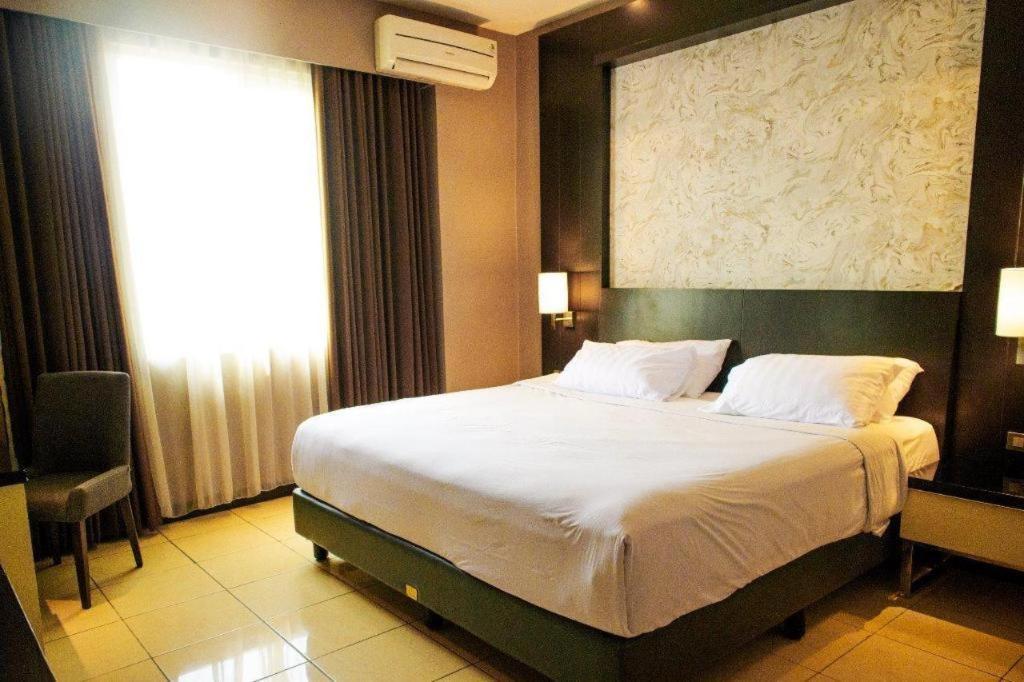 Karlita Hotel Tegal Екстериор снимка