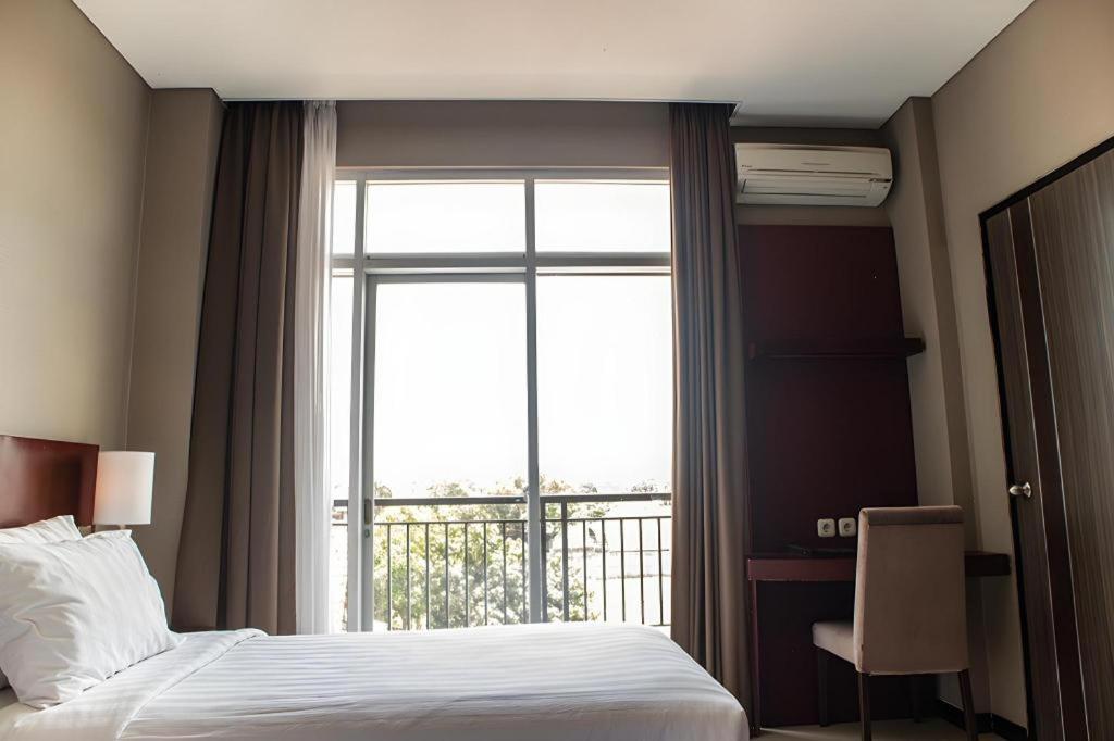 Karlita Hotel Tegal Екстериор снимка
