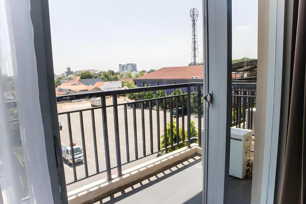 Karlita Hotel Tegal Екстериор снимка
