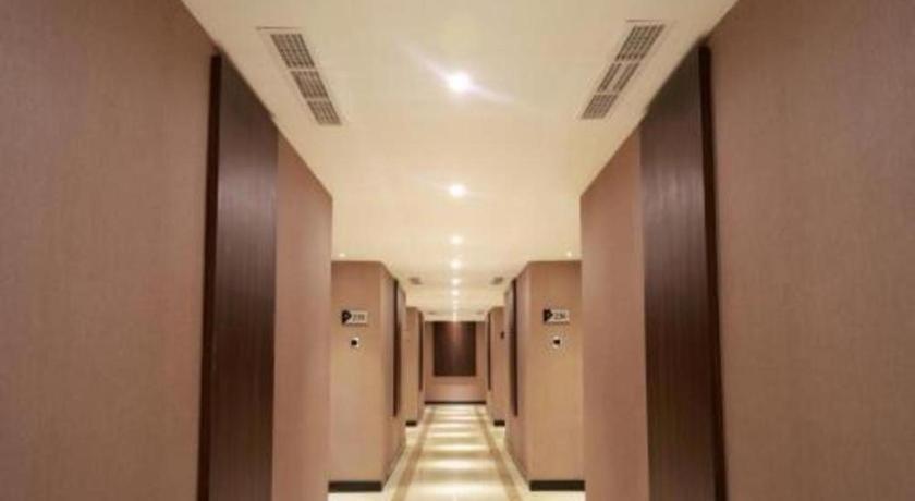 Karlita Hotel Tegal Екстериор снимка